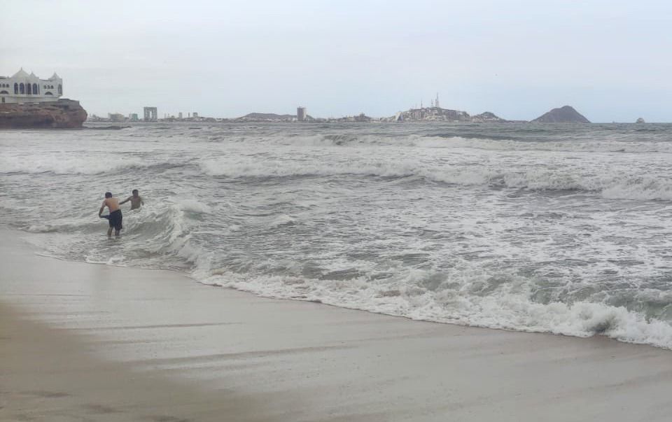 Fuerte oleaje en playas de Mazatlán