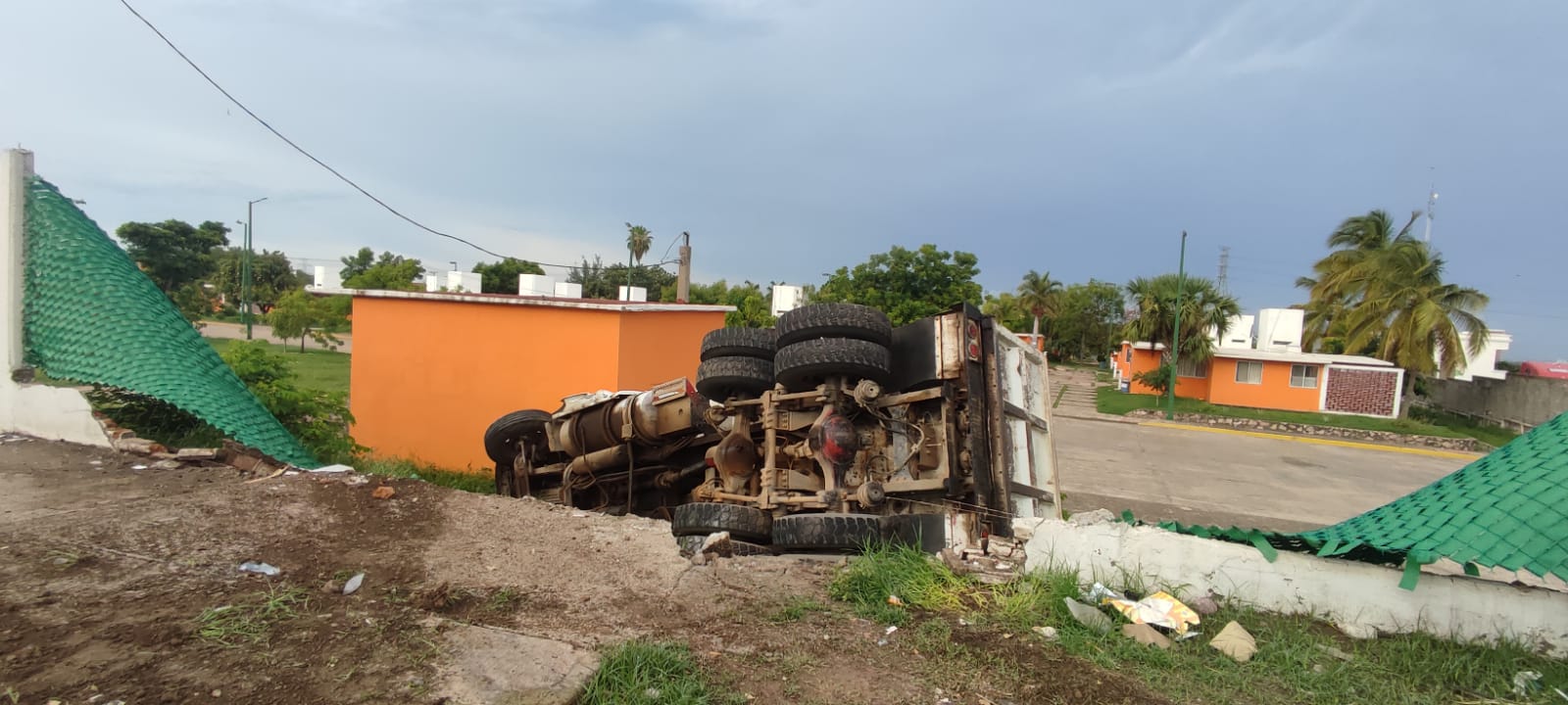 Góndola choca contra el complejo habitacional de la Zona Naval