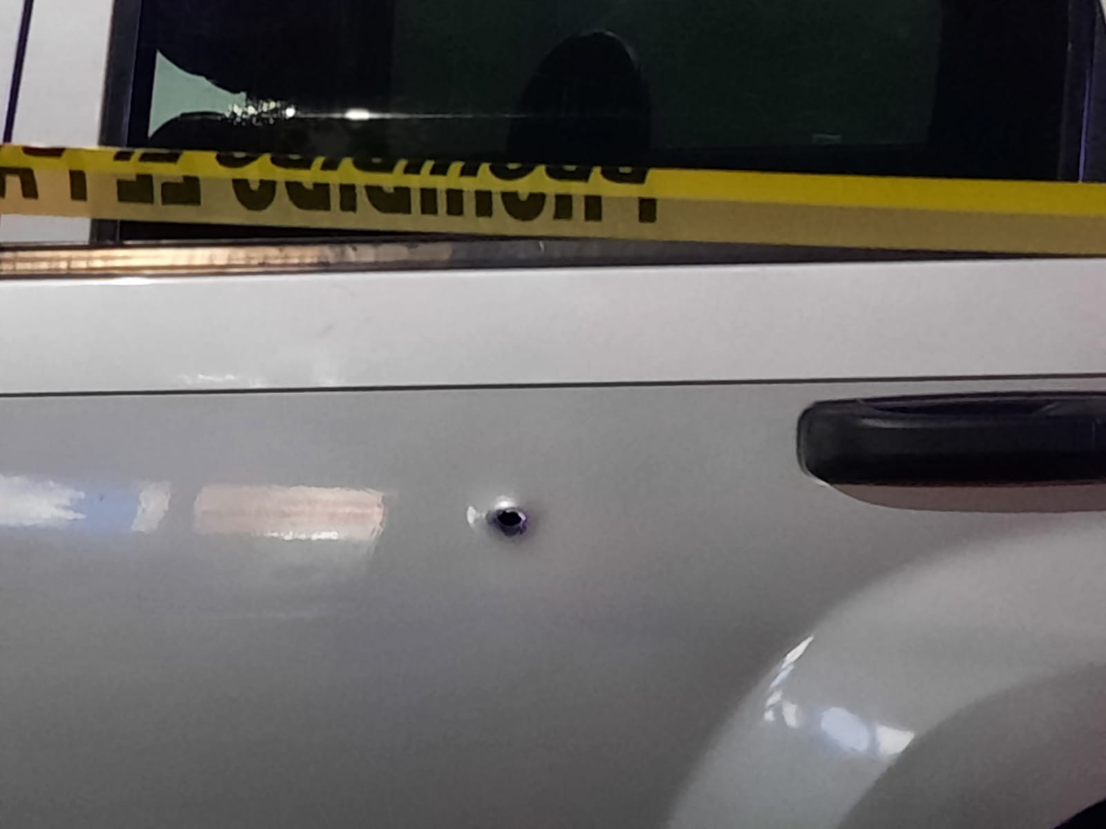 Impacto de bala en vehículo donde fue trasladado hombre atacado. Foto: Miguel Urías