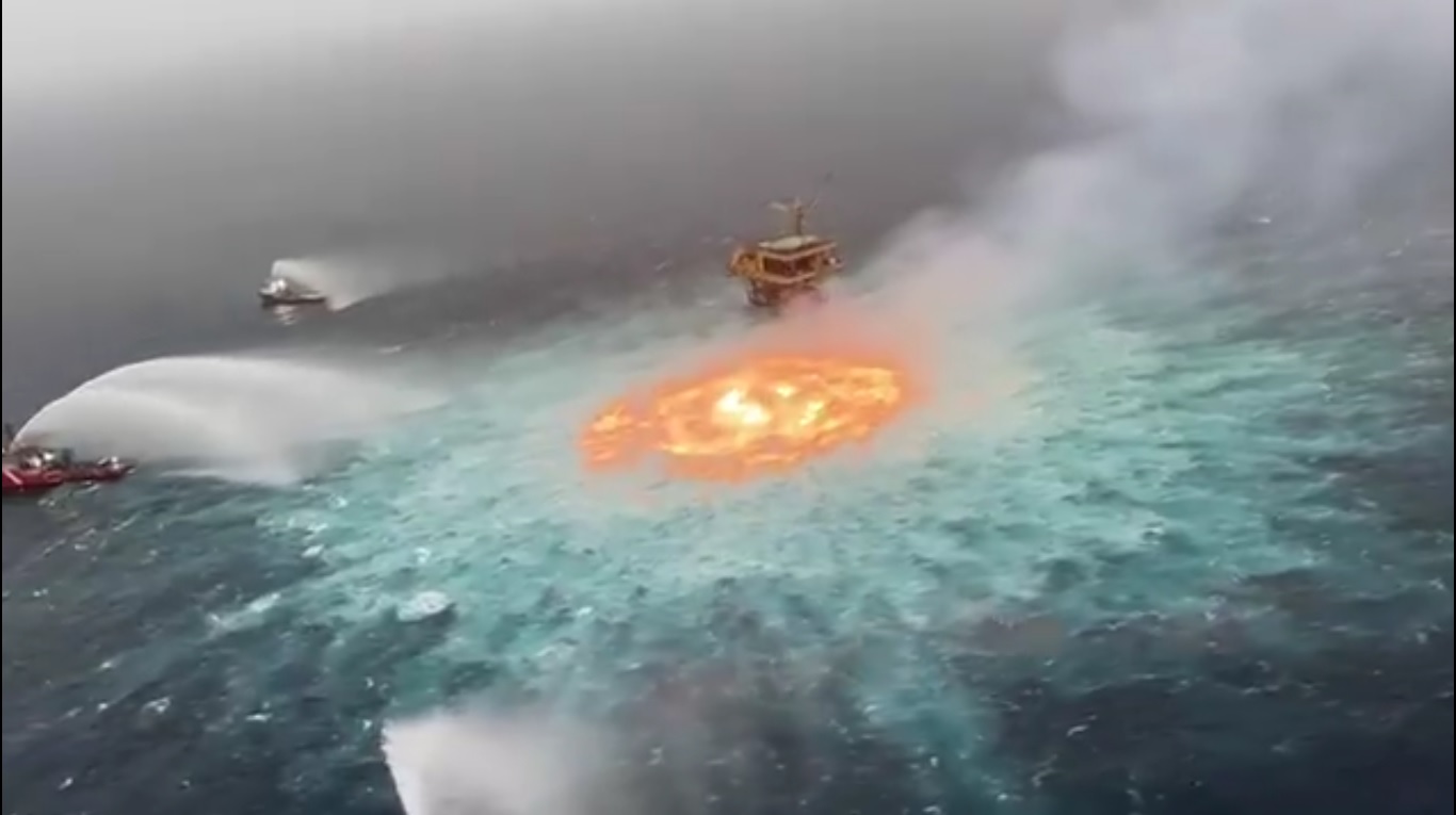 Incendio de linea submarina de Pemex en Campeche Foto Captura de video