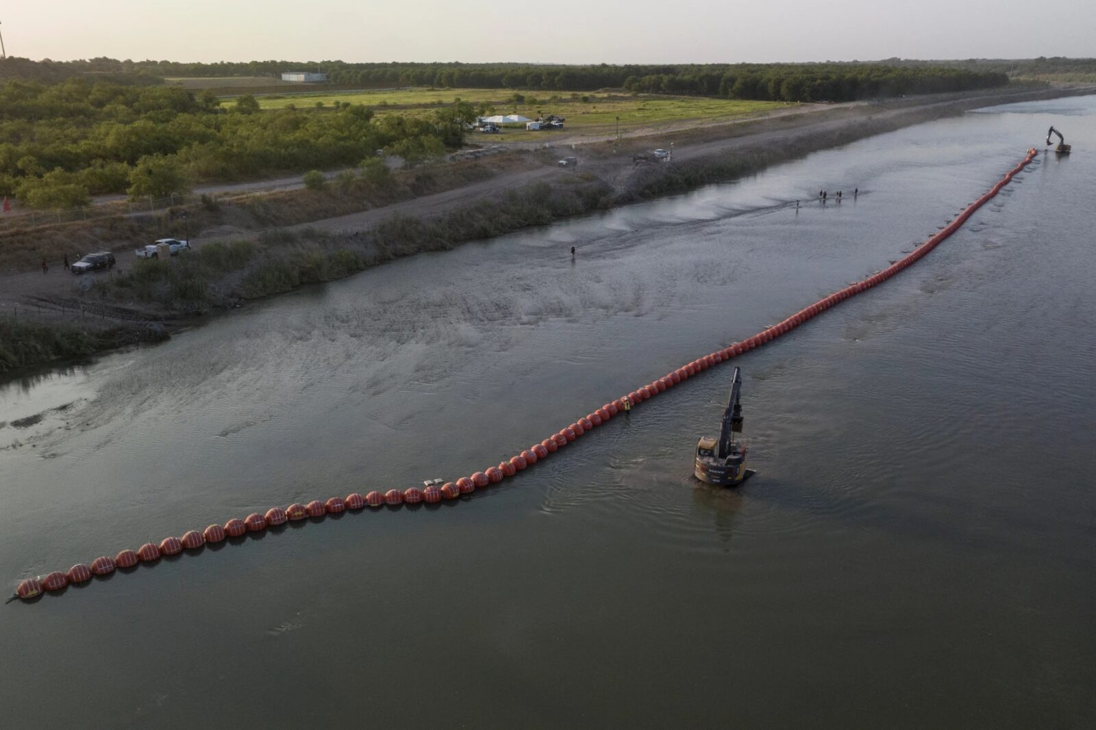 Instalación de boyas marinas por el gobierno de Texas. Foto: Cortesía