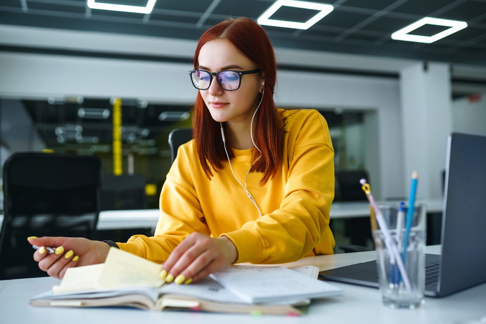 Joven estudiante trabajando. Foto de Ilustración