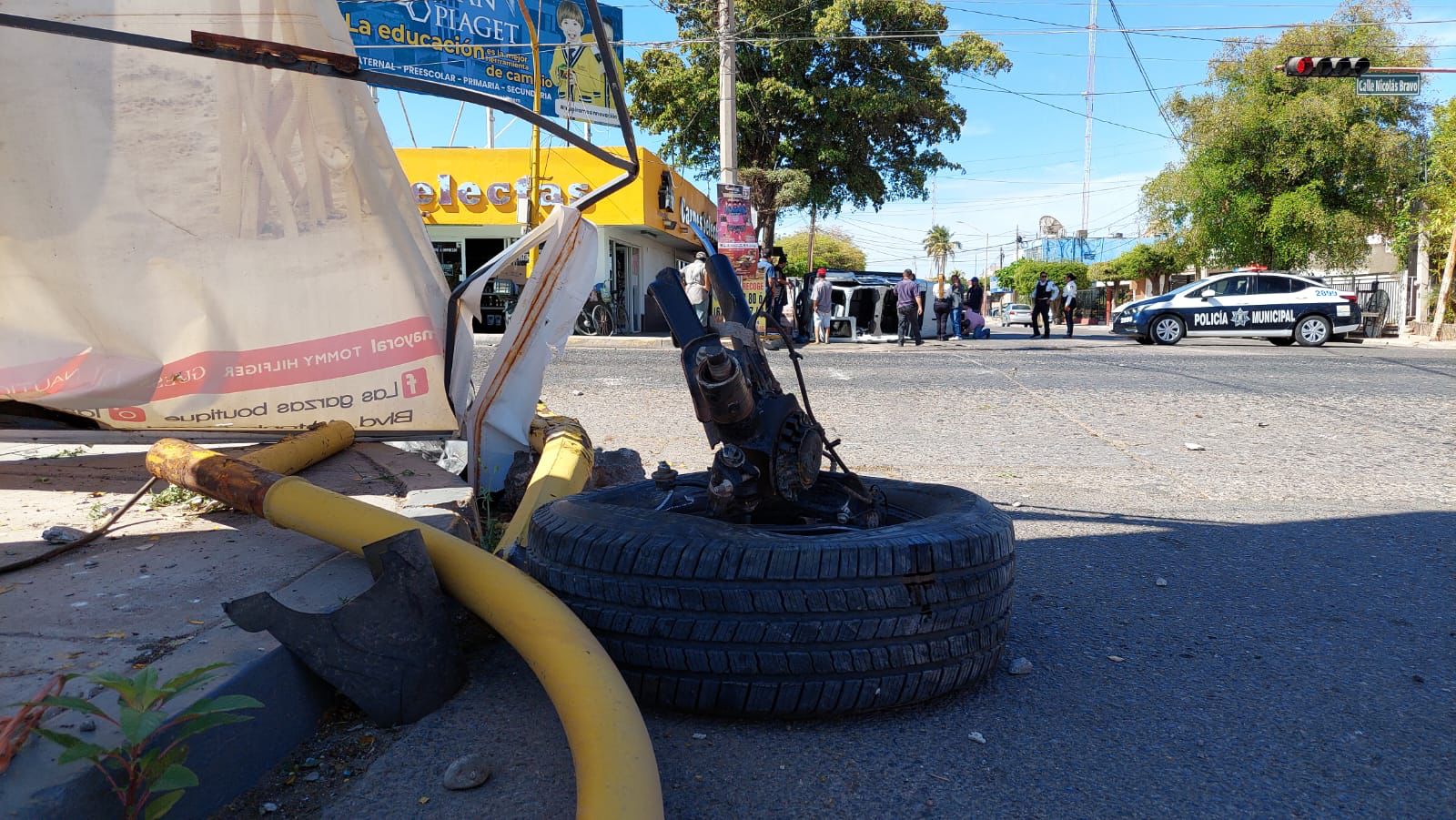 Jóvenes se accidentan en su Jeep Rubicon en pleno Centro en Guamúchil y