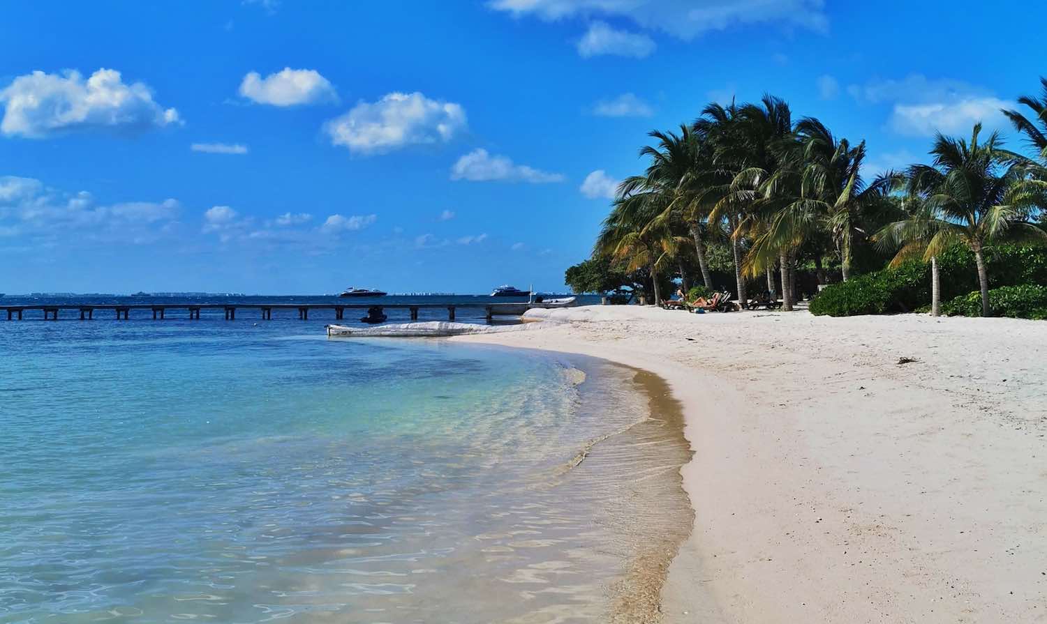 Madre se va a la playa; y dejó a sus hijos de 3 y 7 años encargados con el taxista