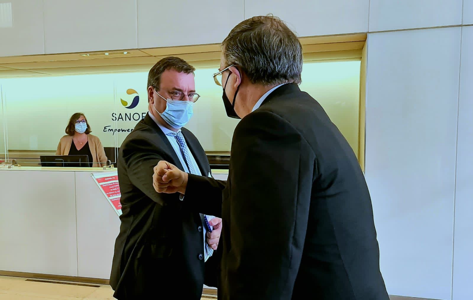 Marcelo Ebrard en la sede de Sanofi en París Foto Cortesía