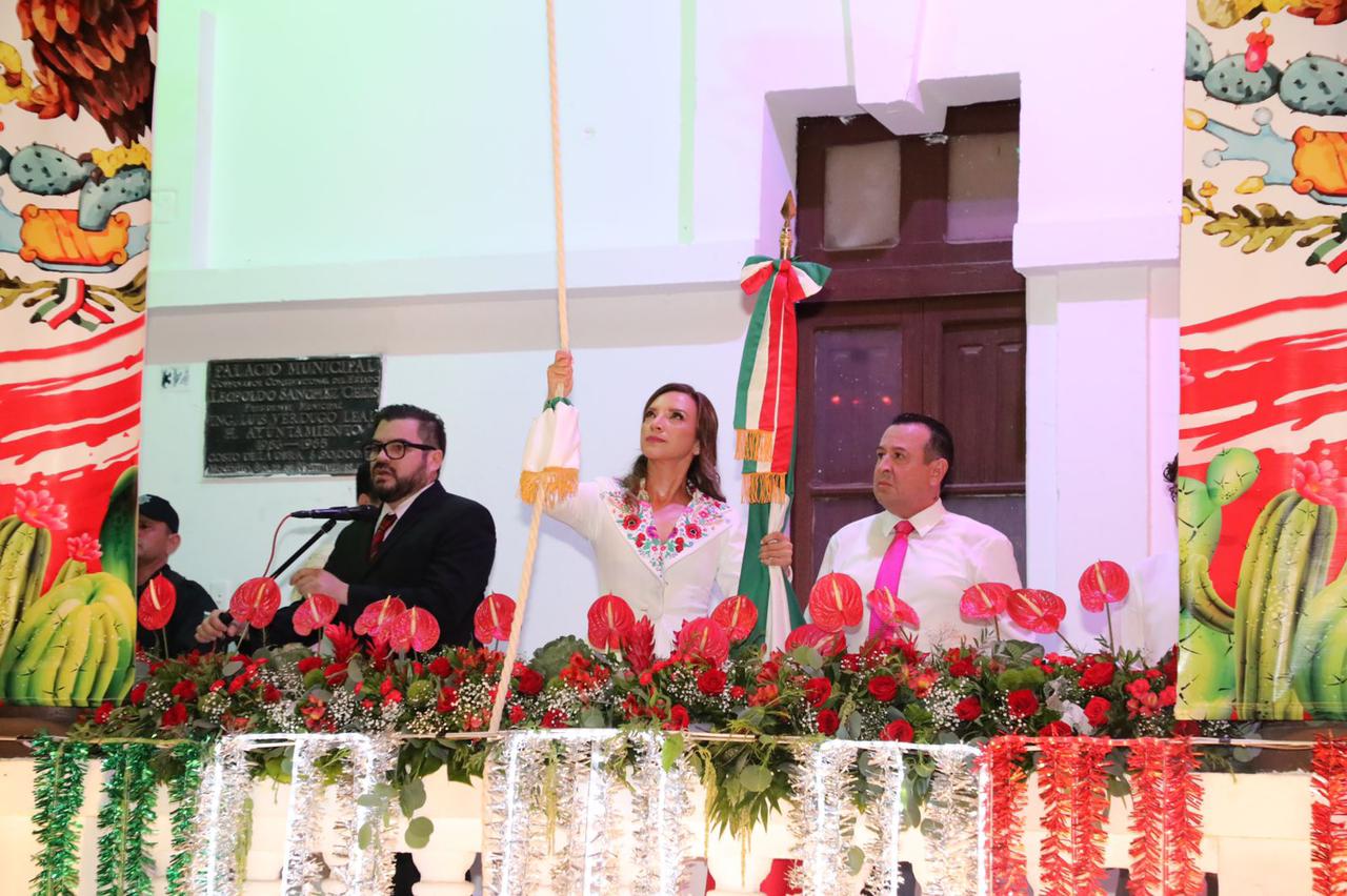 María Elizalde Ruelas durante grito de Independencia en Mocorito. Foto: Cortesía