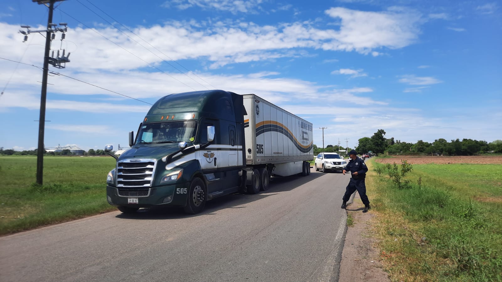 Motociclista termina herido al chocar contra tráiler que invadió carril en la carretera a Los Ángeles del Triunfo