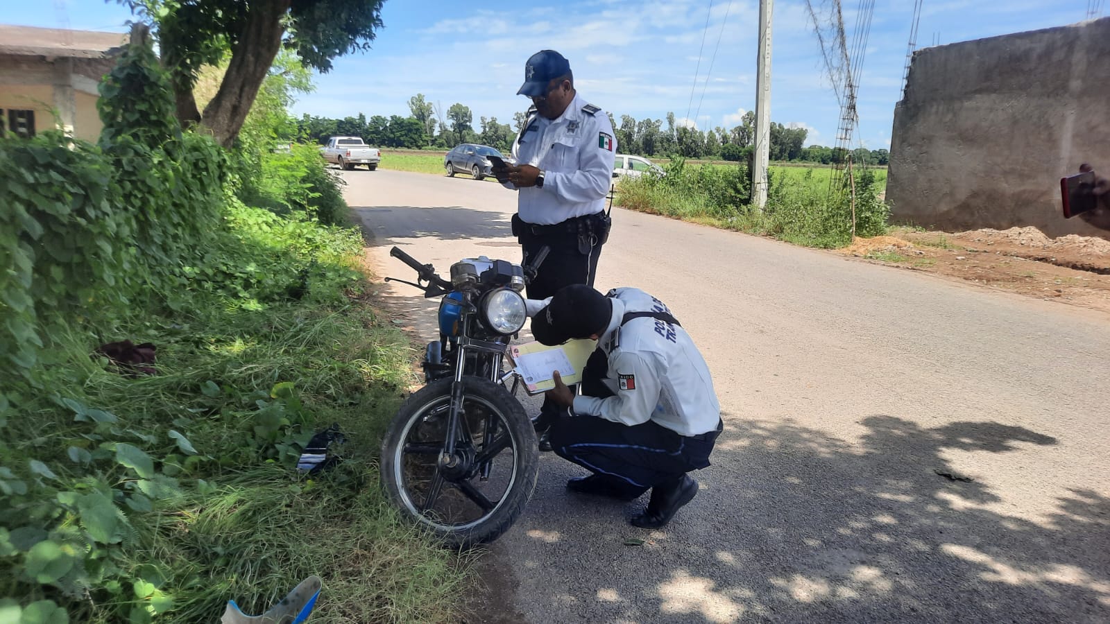 Motociclista termina herido al chocar contra tráiler que invadió carril en la carretera a Los Ángeles del Triunfo
