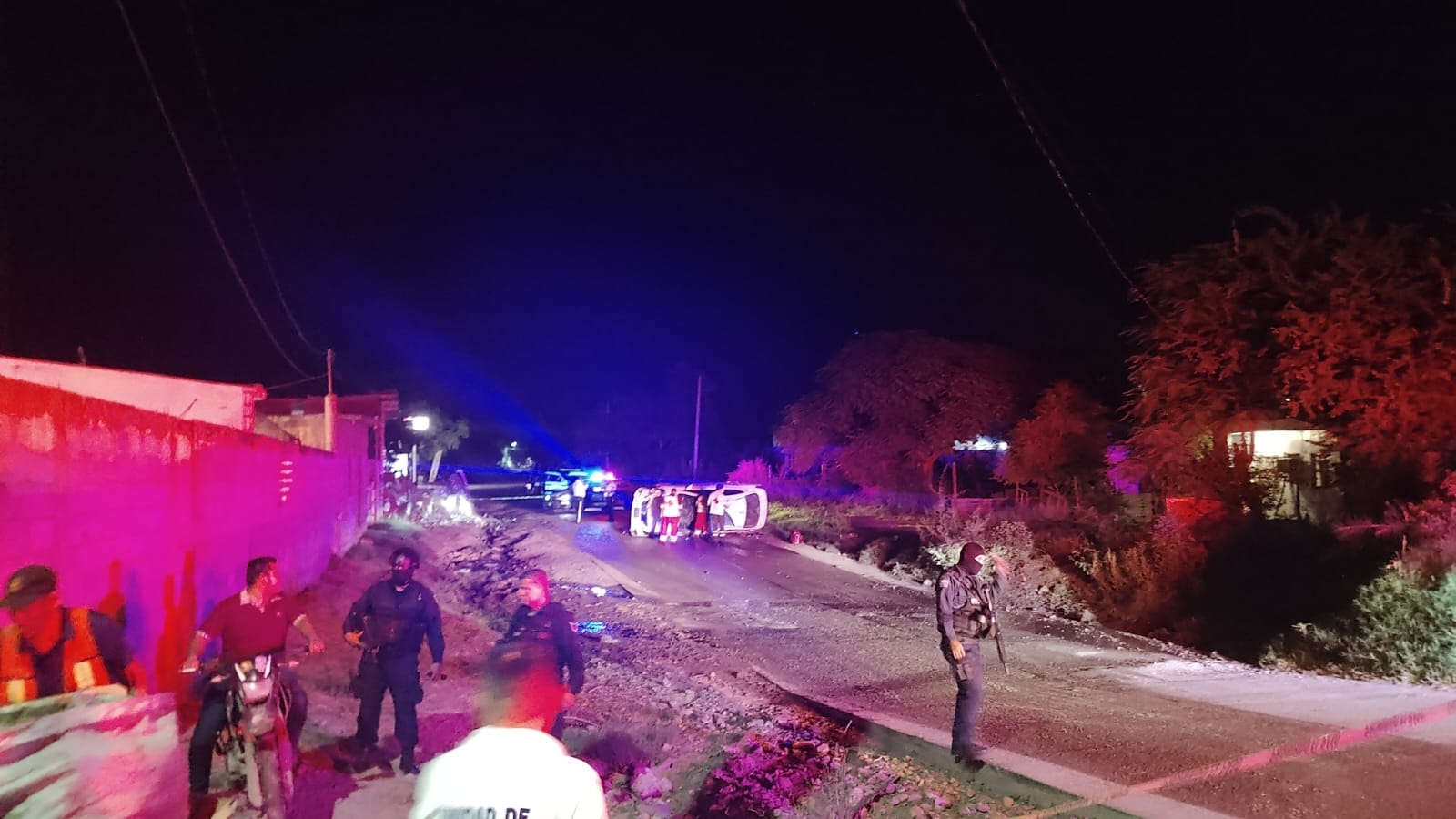 Muere automovilista al ser aplastado por el vehículo que conducía durante volcadura