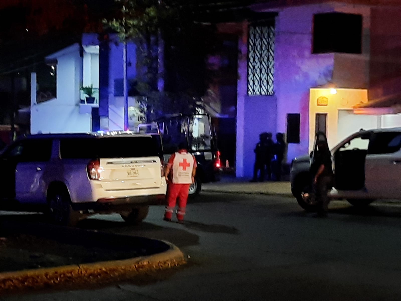 Muere mujer en fuego cruzado tras atentado en bar de Culiacán; hay dos policías heridos