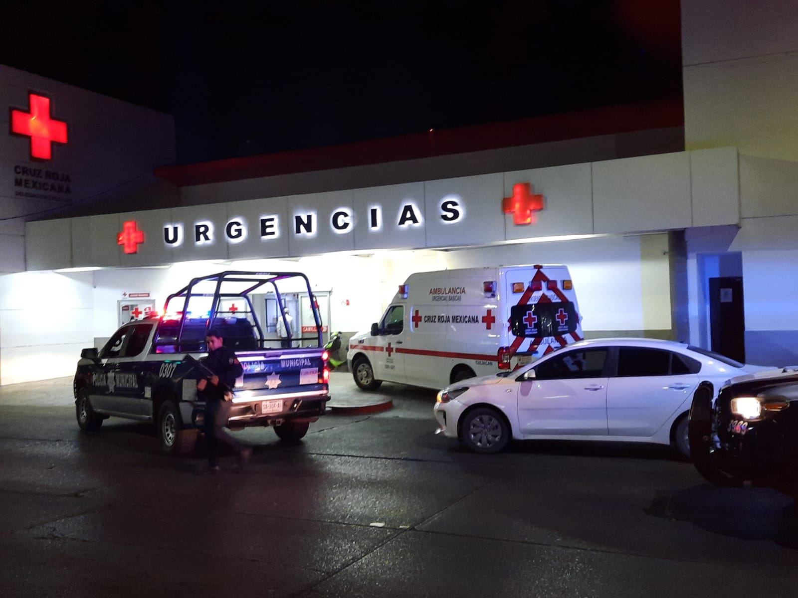 Muere mujer en fuego cruzado tras atentado en bar de Culiacán; hay dos policías heridos