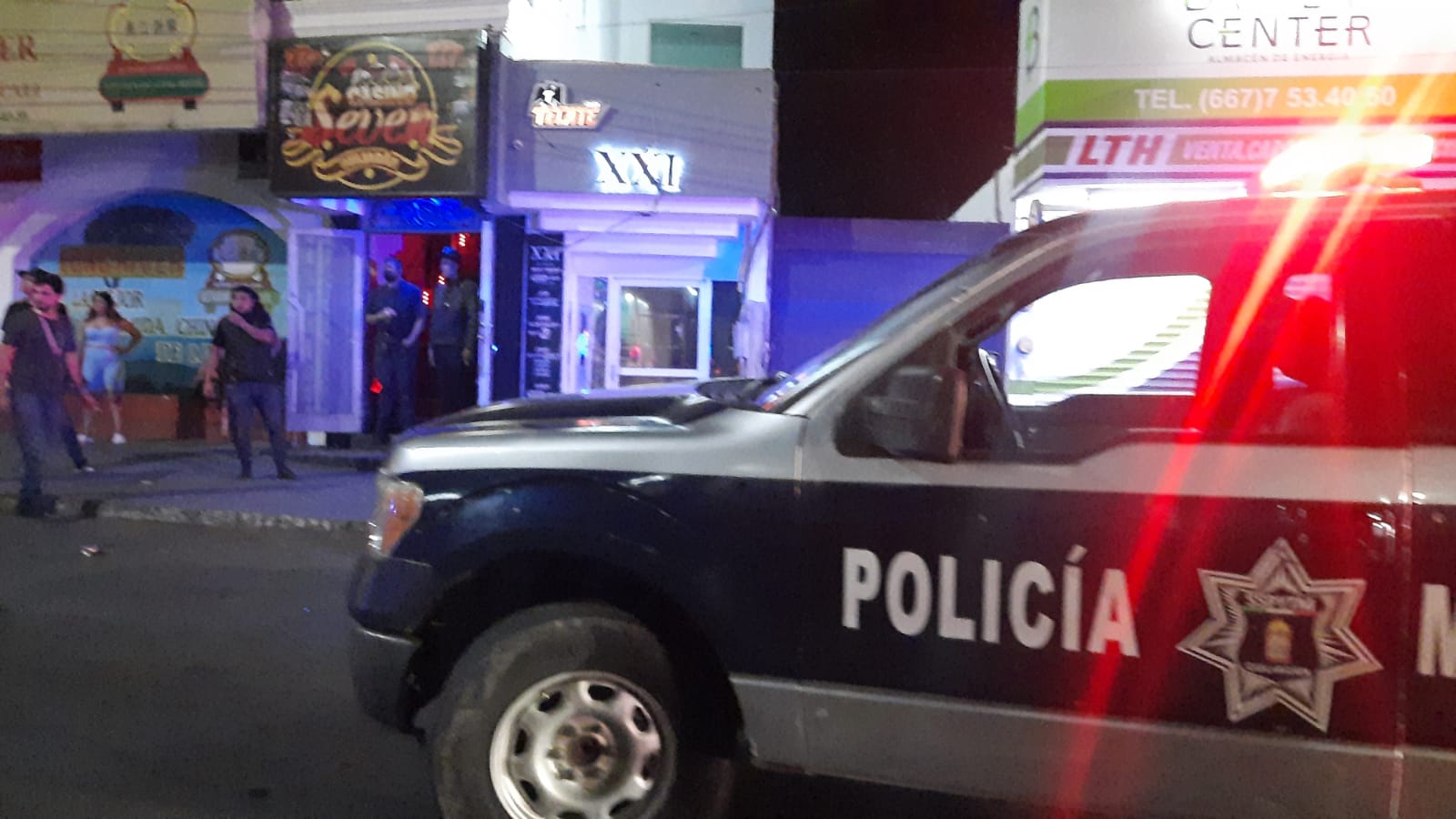 Muere mujer en fuego cruzado tras atentado en bar de Culiacán; hay dos policías heridos