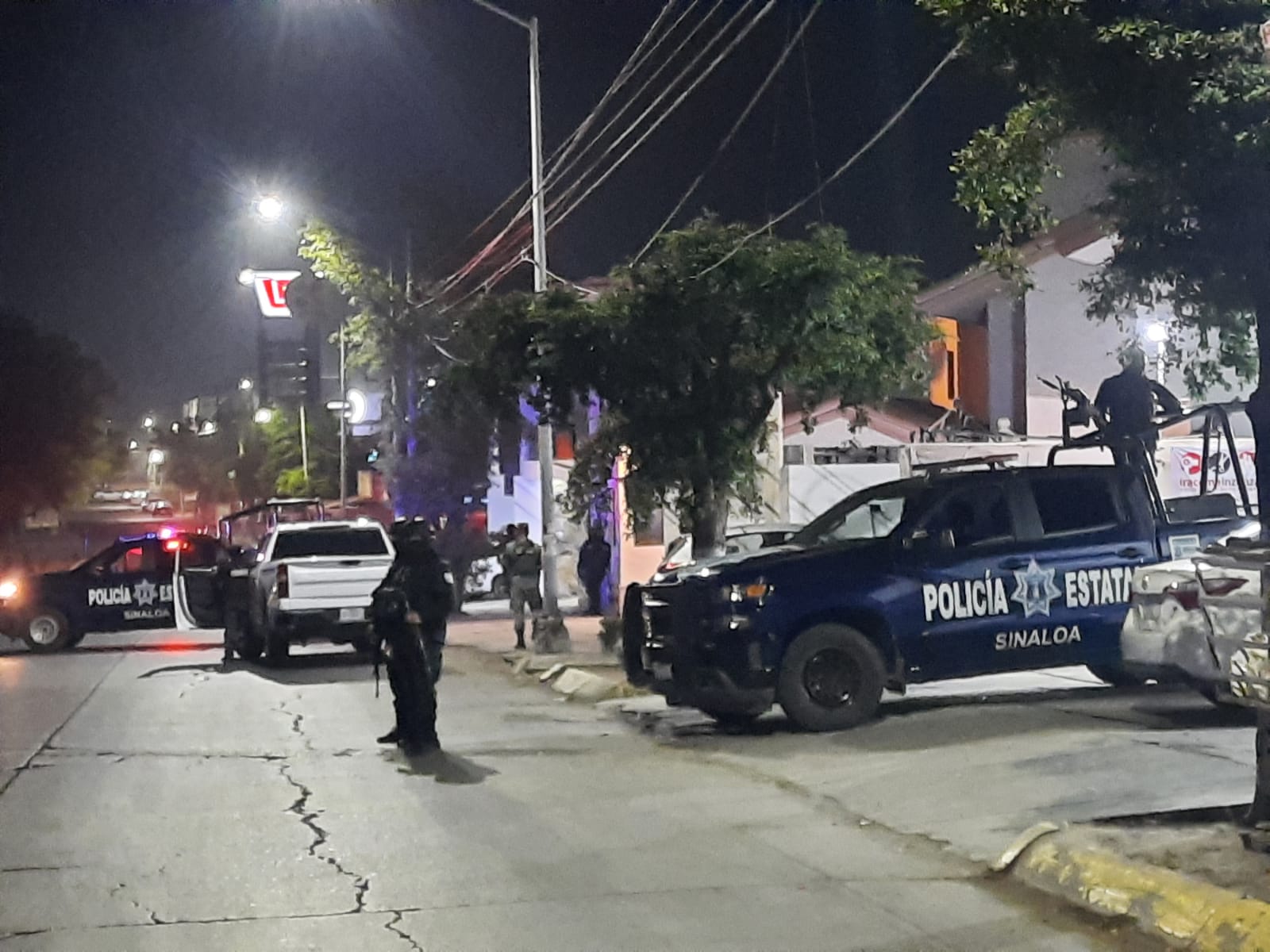 Muere mujer en fuego cruzado tras atentado en bar de Culiacán; hay dos policías heridos
