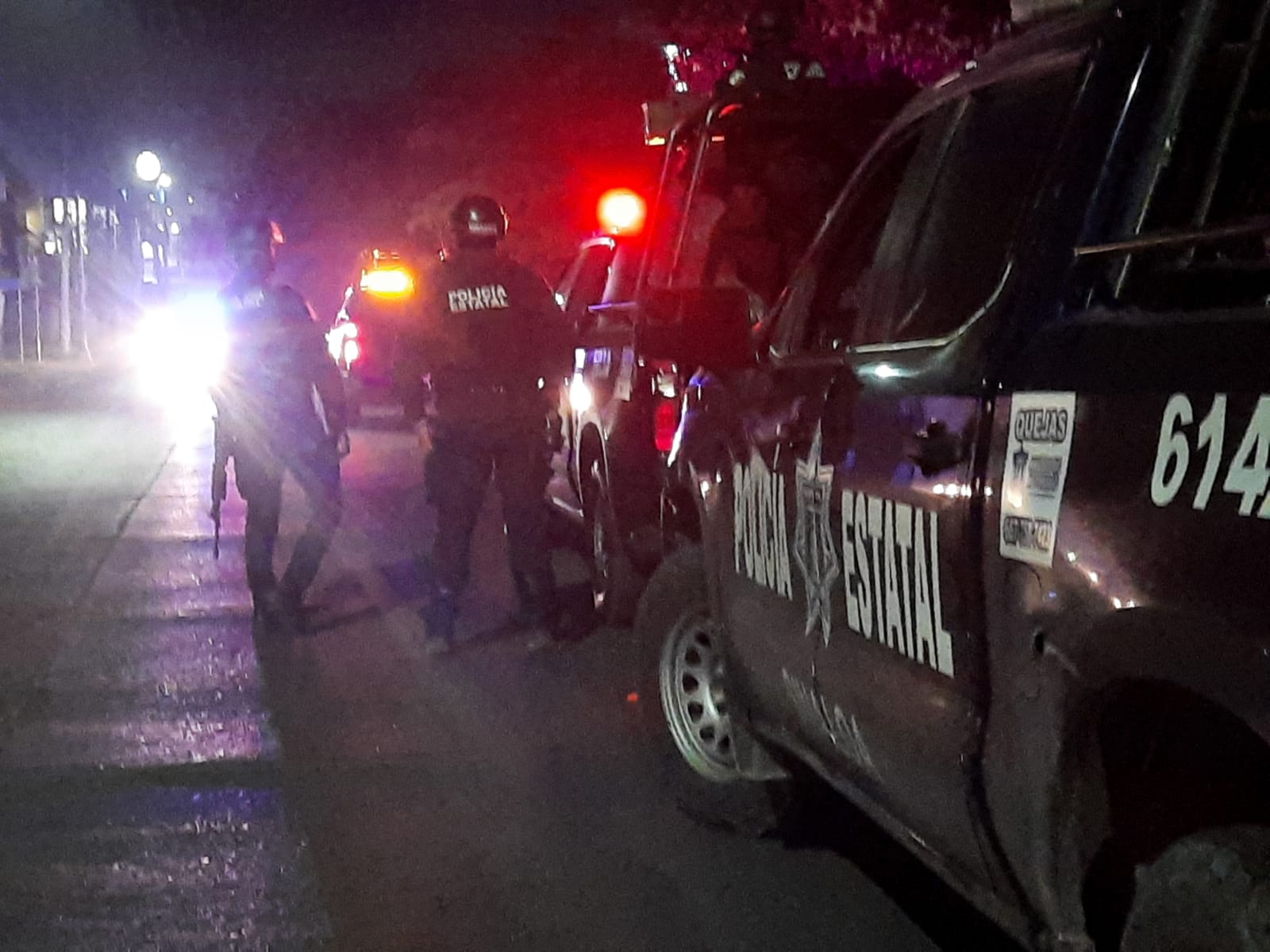 Muere mujer en fuego cruzado tras atentado en bar de Culiacán; hay dos policías heridos