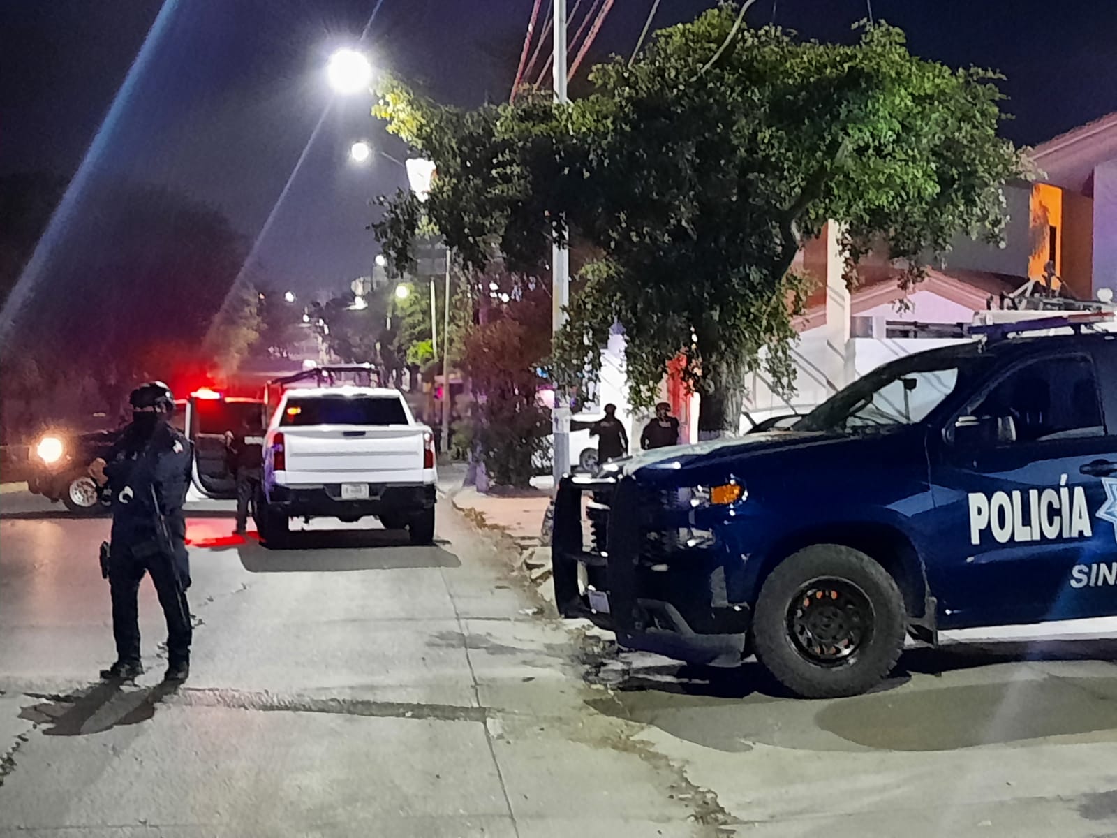 Muere mujer en fuego cruzado tras atentado en bar de Culiacán; hay dos policías heridos