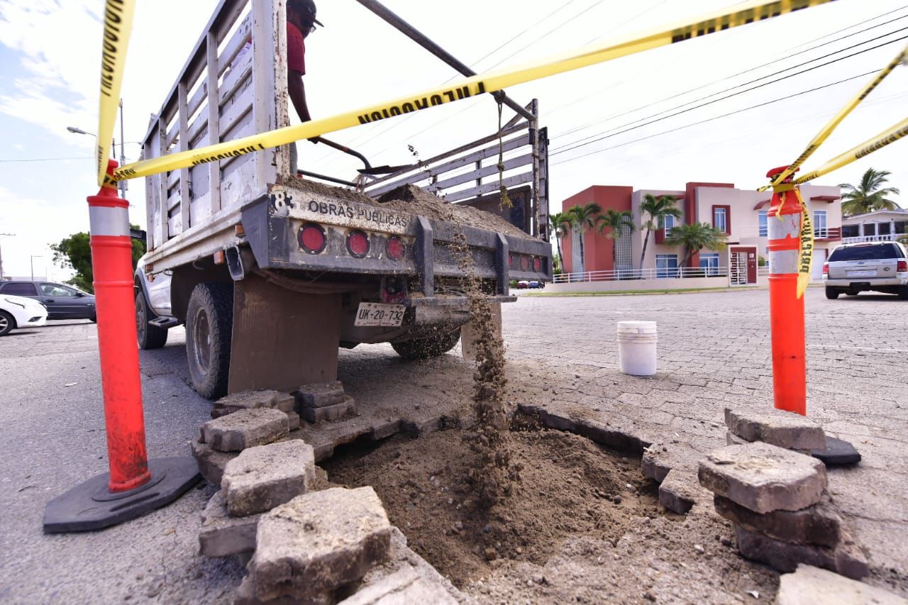 Obras Públicas trabaja en socavón de Lomas de Mazatlán. Foto: Cortesía