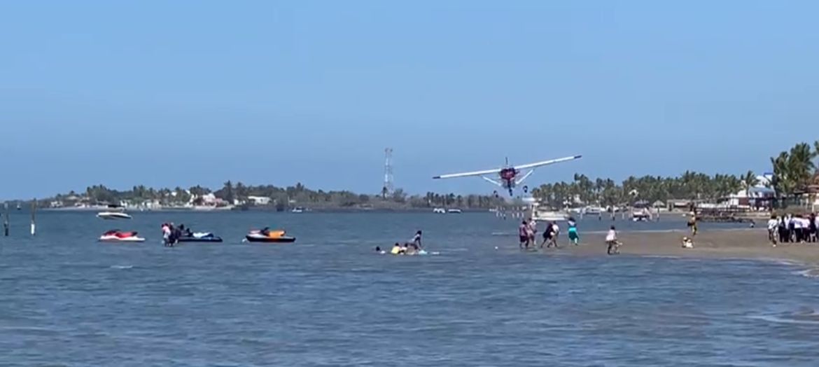 ¡Pecho tierra! Al ras de la playa sobrevuela avioneta en Altata poniendo en riesgo a bañistas