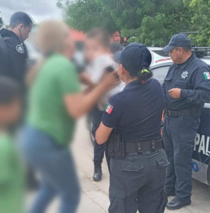 Policías de Ahome entregan a niño Scot Antonio de 4 años, quien era buscado por su familia (cortesía)