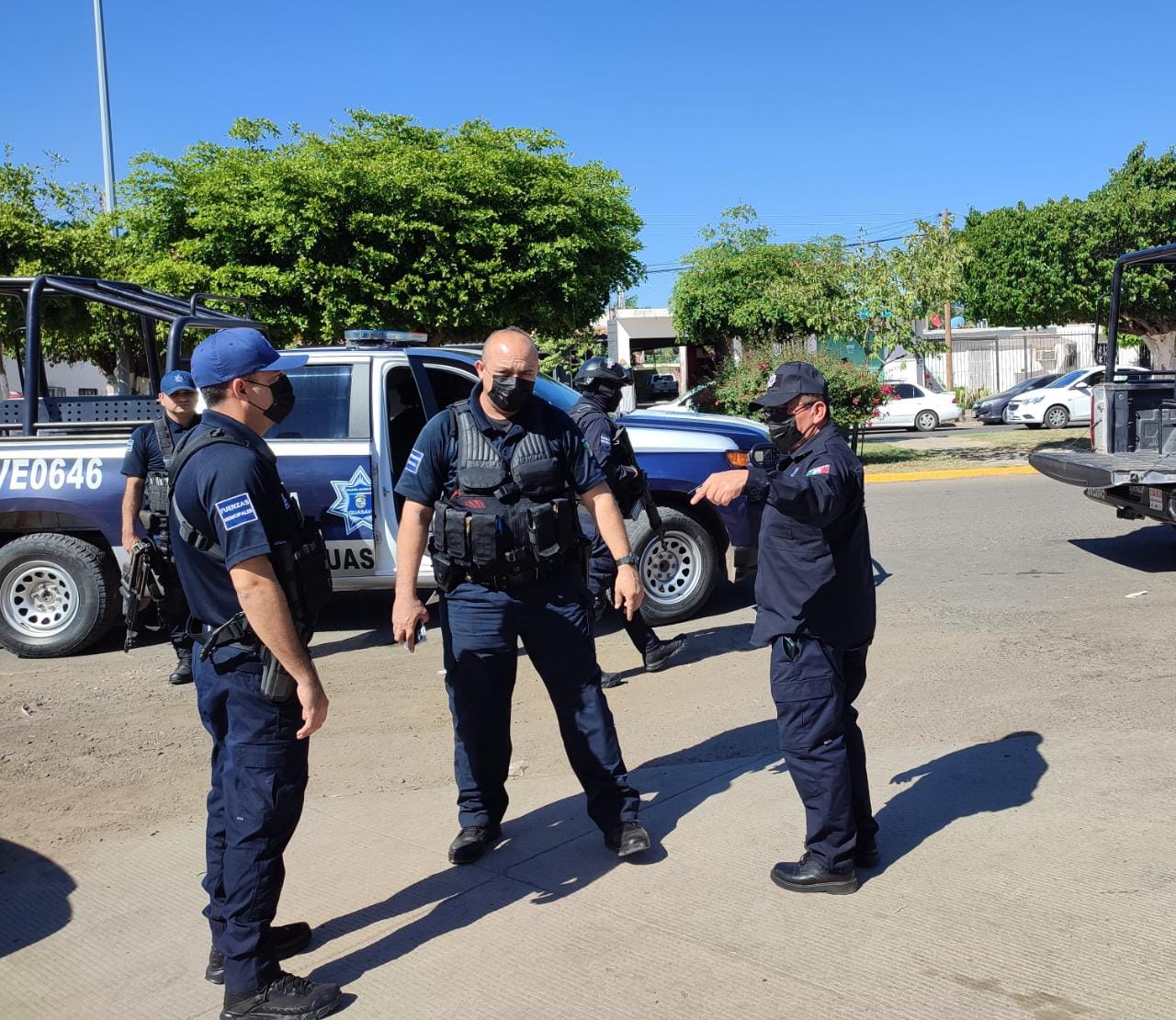 Policías de Guasave recibían uniformes 'pirata', exigen certificado de autenticidad a concursantes de licitación (Ana Karen Rubio)