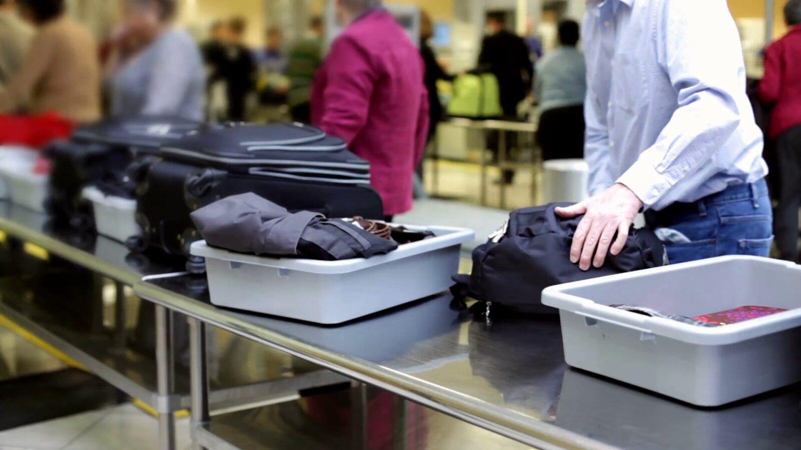 Revisión de seguridad en aeropuerto. Foto de Ilustración