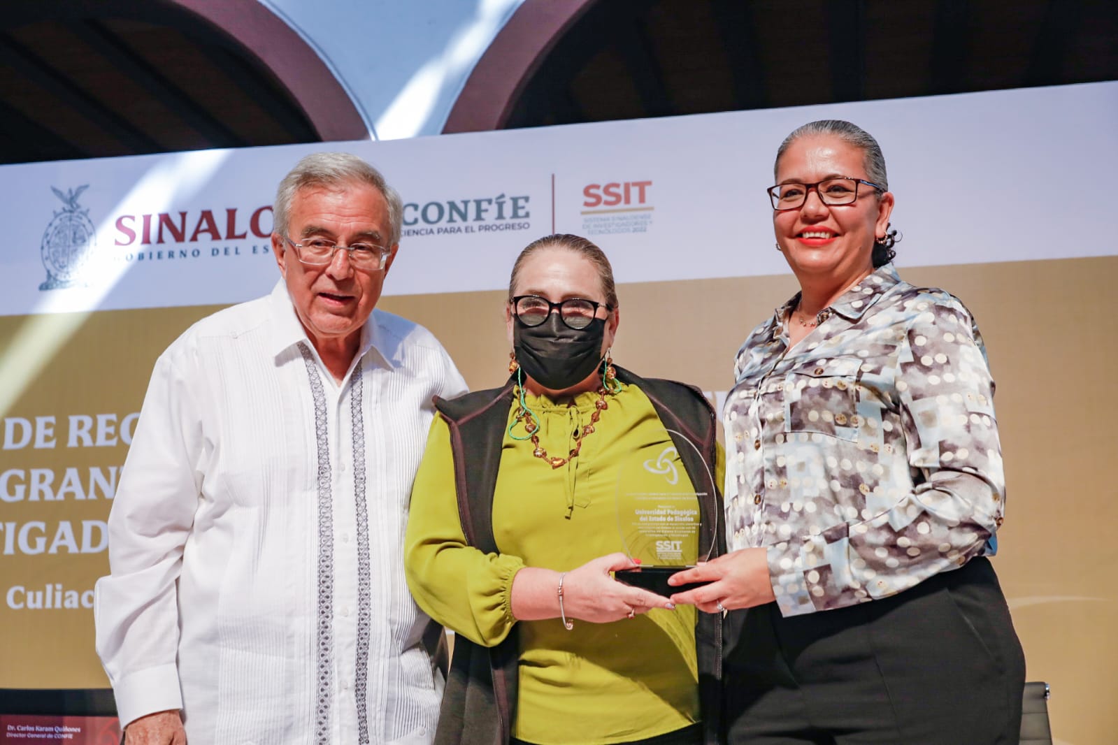 Rocha Moya entrega reconocimientos a instituciones del Sistema Sinaloense de Investigadores
