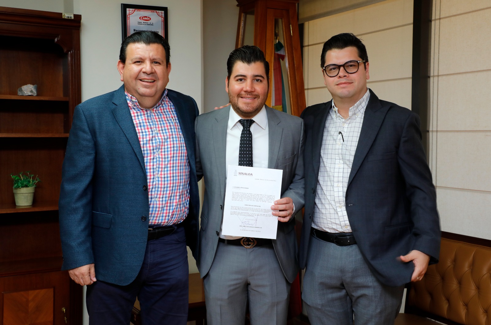 El secretario de Obras Públicas de Gobierno del Estado, tomó protesta este lunes a Rubén Álvarez López como nuevo director de Contratos de la Secretaría, estuvo acompañado del subsecretario de Programación, Raúl Francisco Montero Zamudio.