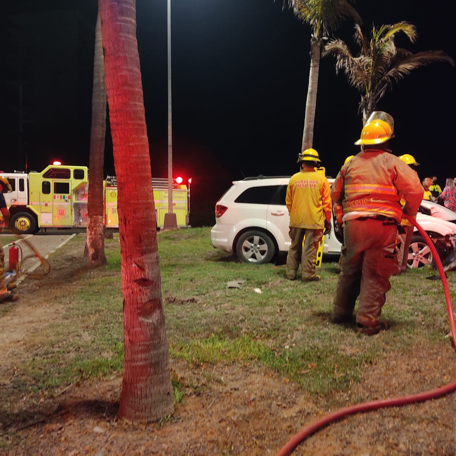 Se impactan contra palmera, una persona termina con fractura de pierna por la Marina Mazatlán