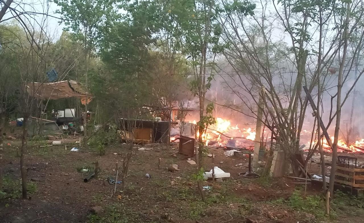 Se incendia ramada que servía de vivienda de un hombre al sur de Culiacán (Ernesto Martínez)