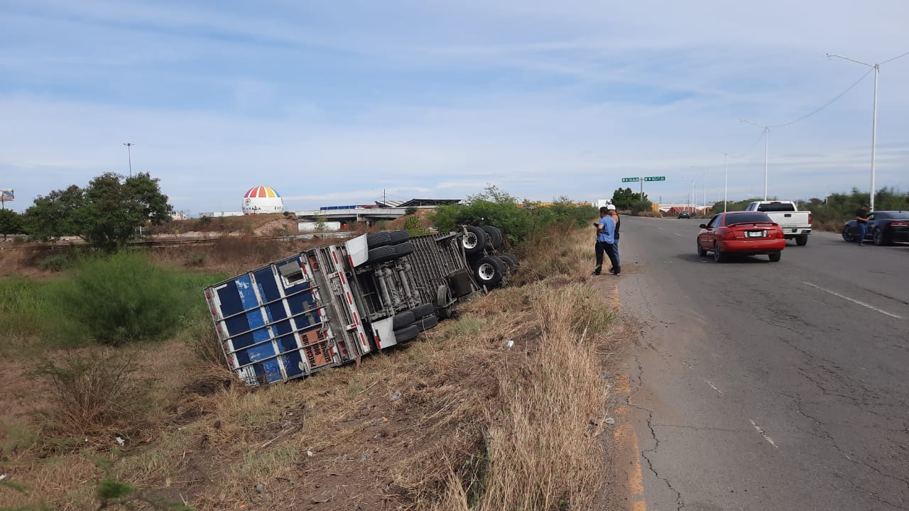 Se suelta caja de tráiler y vuelca sobre el trébol del Campo El Diez en Culiacán (Ernesto Martínez)