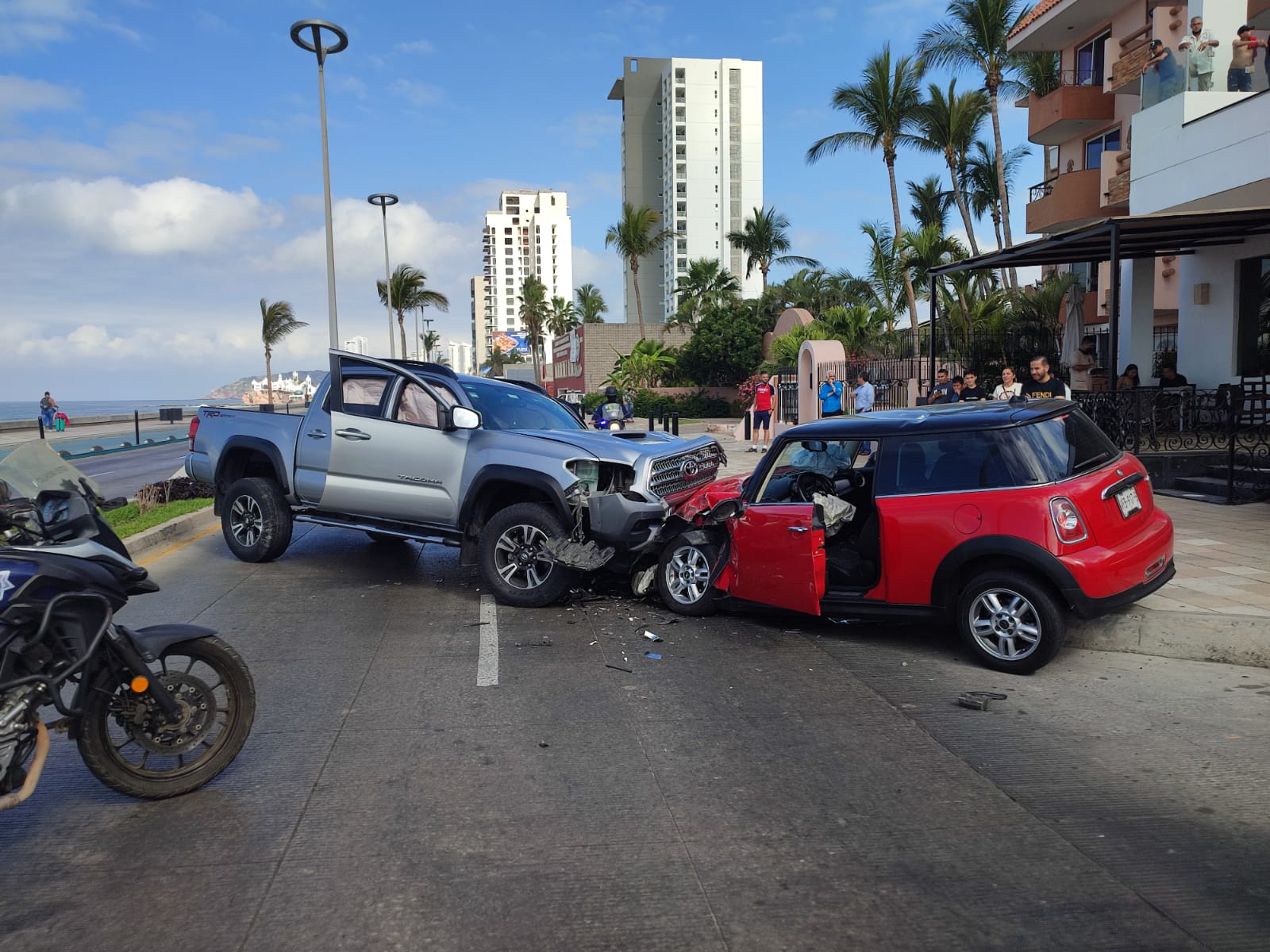 Se va en sentido contrario y se impacta con otro automóvil 2