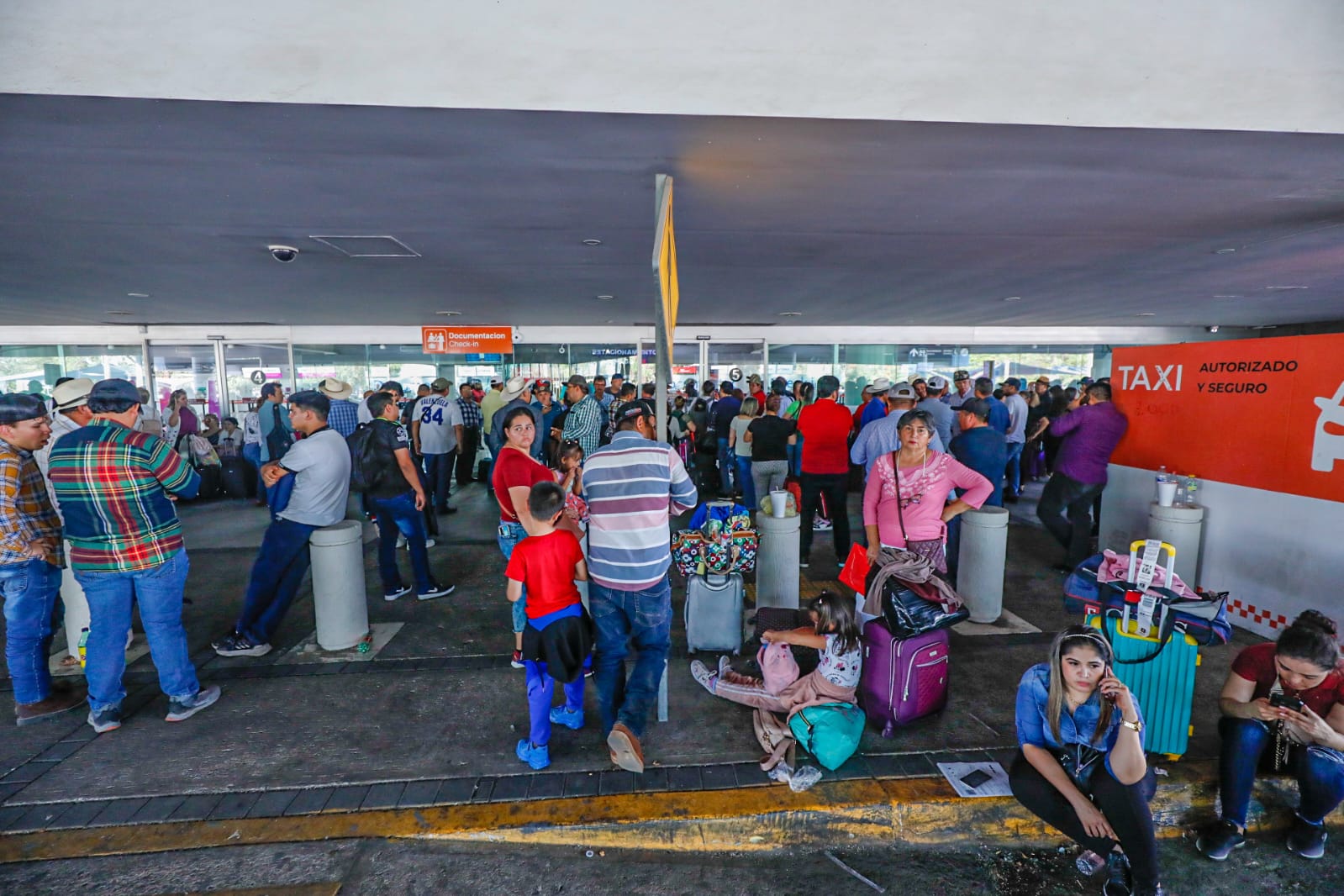 Sufren insolación cuatro personas varadas por bloqueo del aeropuerto de Culiacán; SSPE pide a productores liberar (Foto: José Betanzos)