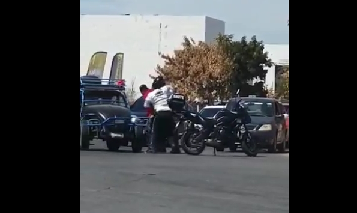 Sujeto se hace perseguir por tránsitos, se trama a golpes y es detenido en Culiacán