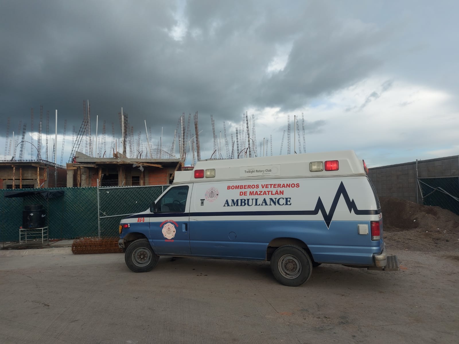 Trabajador muere al caer de una obra en construcción en Real del Valle en Mazatlán (Luis Zatarain)