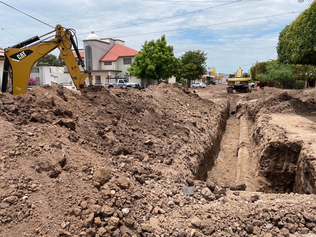 Trabajos de sustitución de tubería de agua potable por la pavimentación de la calle Adolfo López Mateos en Guamúchil
