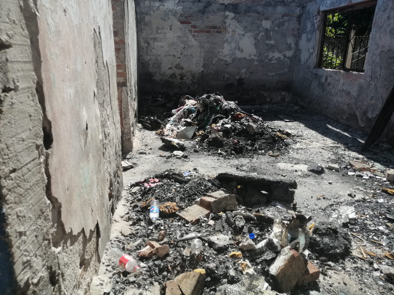 Vivienda incendiada en Higueras de Zaragoza, Ahome. Foto: Fidel Hernández