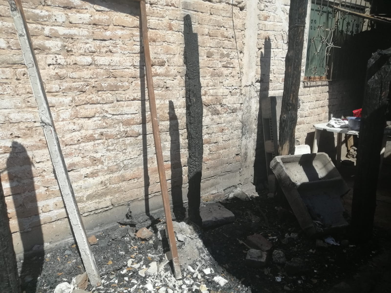 Vivienda incendiada en Higueras de Zaragoza, Ahome. Foto: Fidel Hernández
