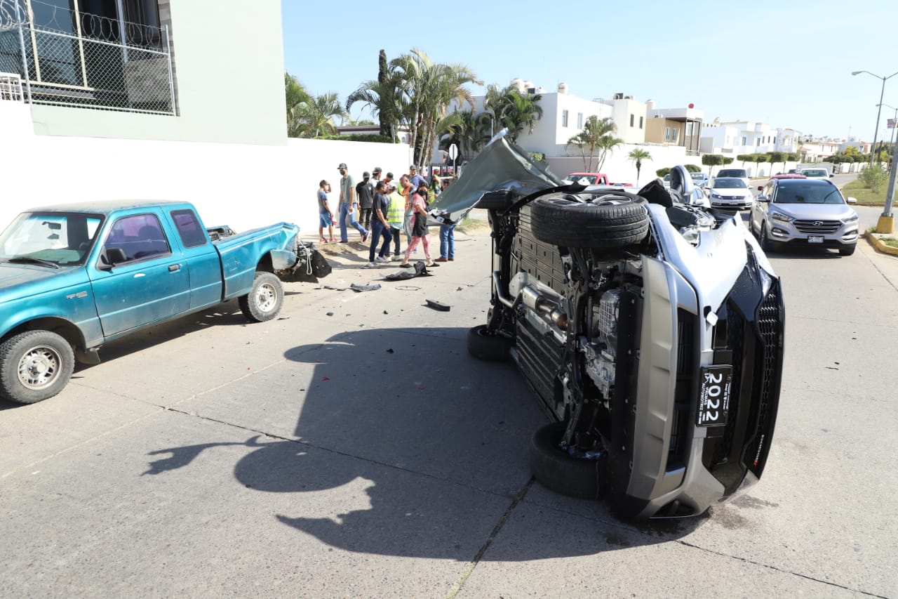 Volcadura en Mazatlán de camioneta 2022. Foto: Luis Zatarain