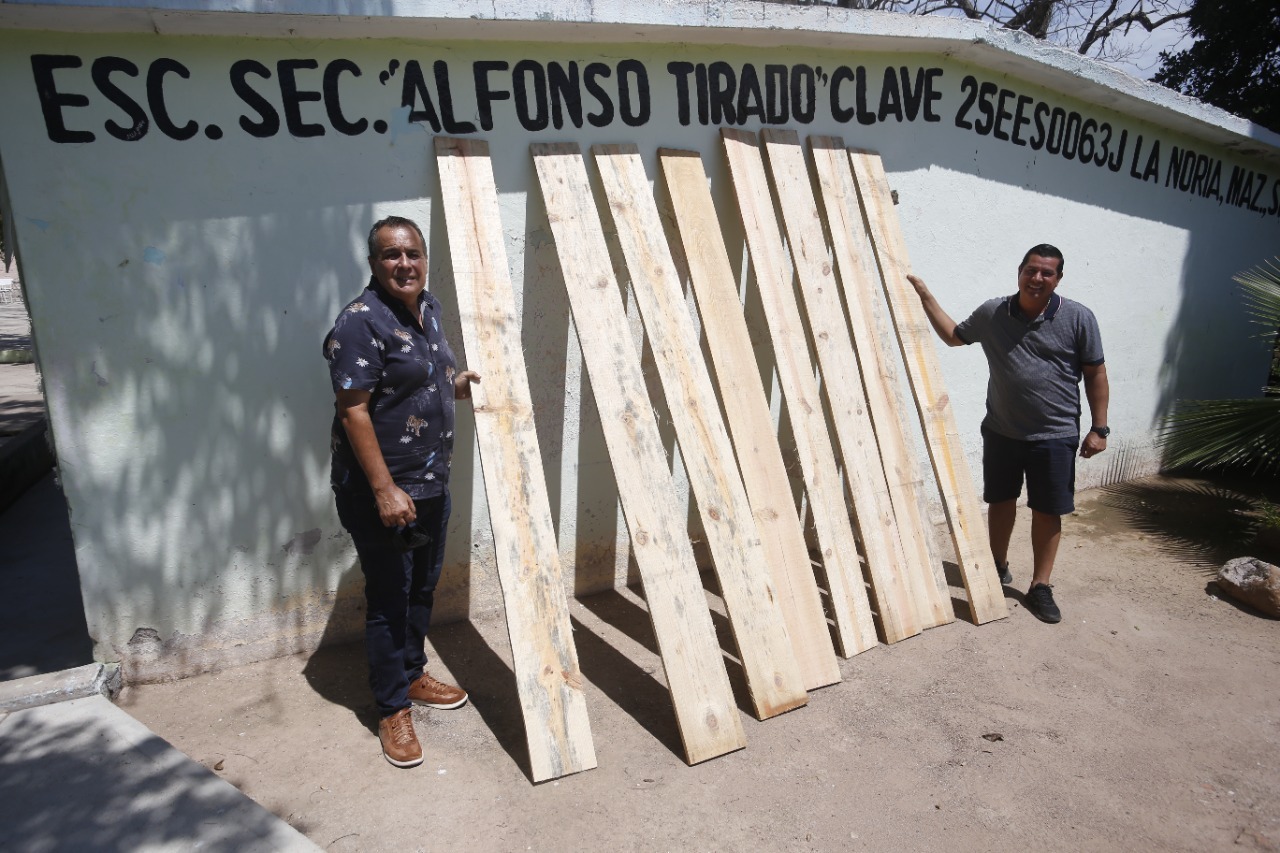 Voltean a ver carencias en La Noria, se comprometen a reparar barda caída en escuela, baños y otras peticiones de habitantes