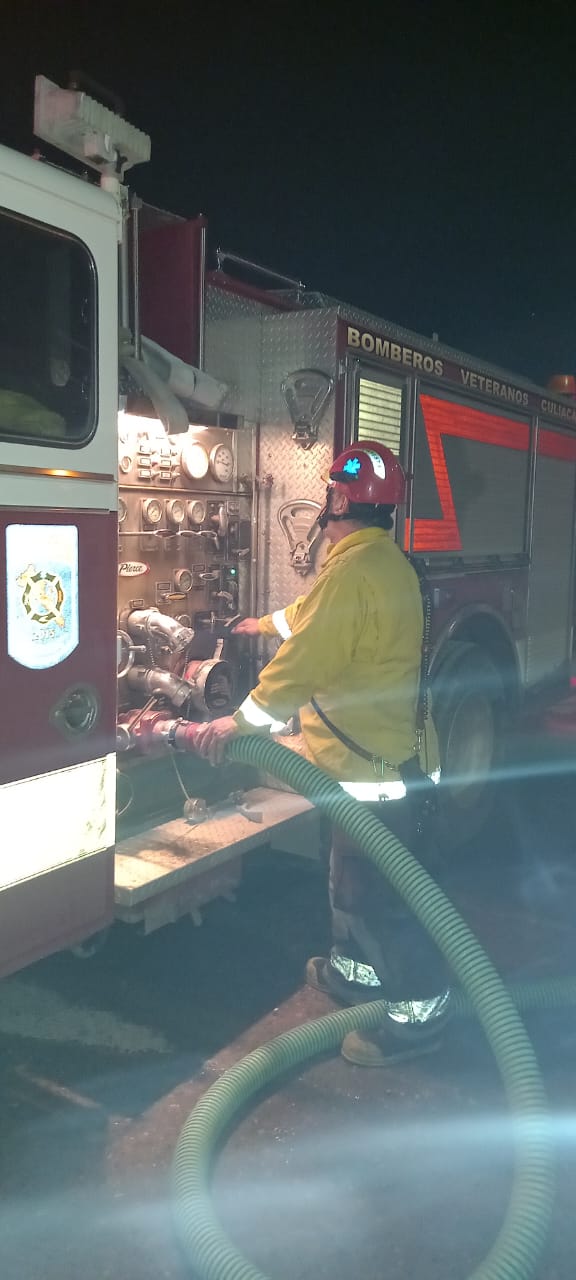 Voraz incendio arrasa con cuatro viviendas de lámina en una invasión en el sector Villa Bonita, al sur de Culiacán