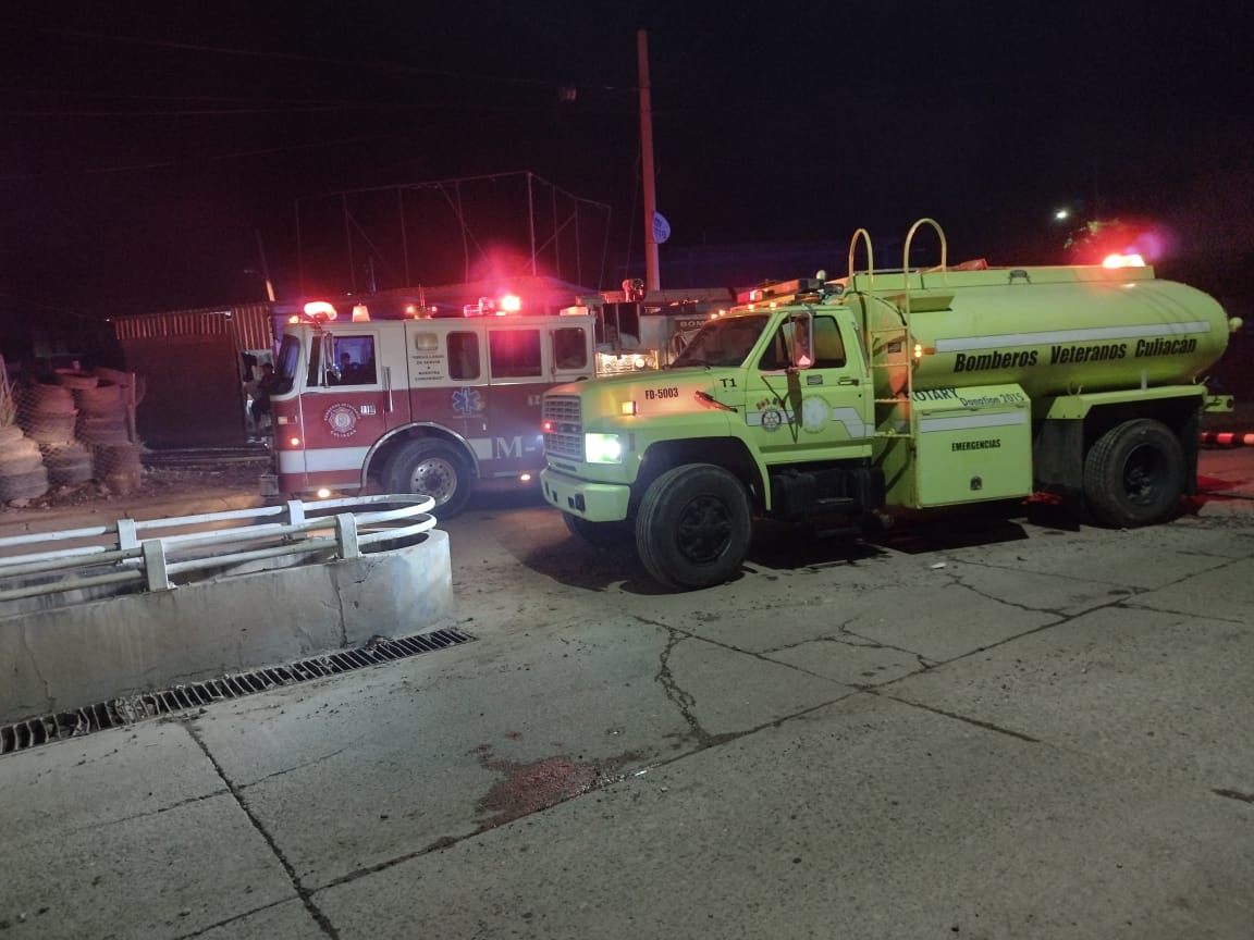 Voraz incendio arrasa con cuatro viviendas de lámina en una invasión en el sector Villa Bonita, al sur de Culiacán