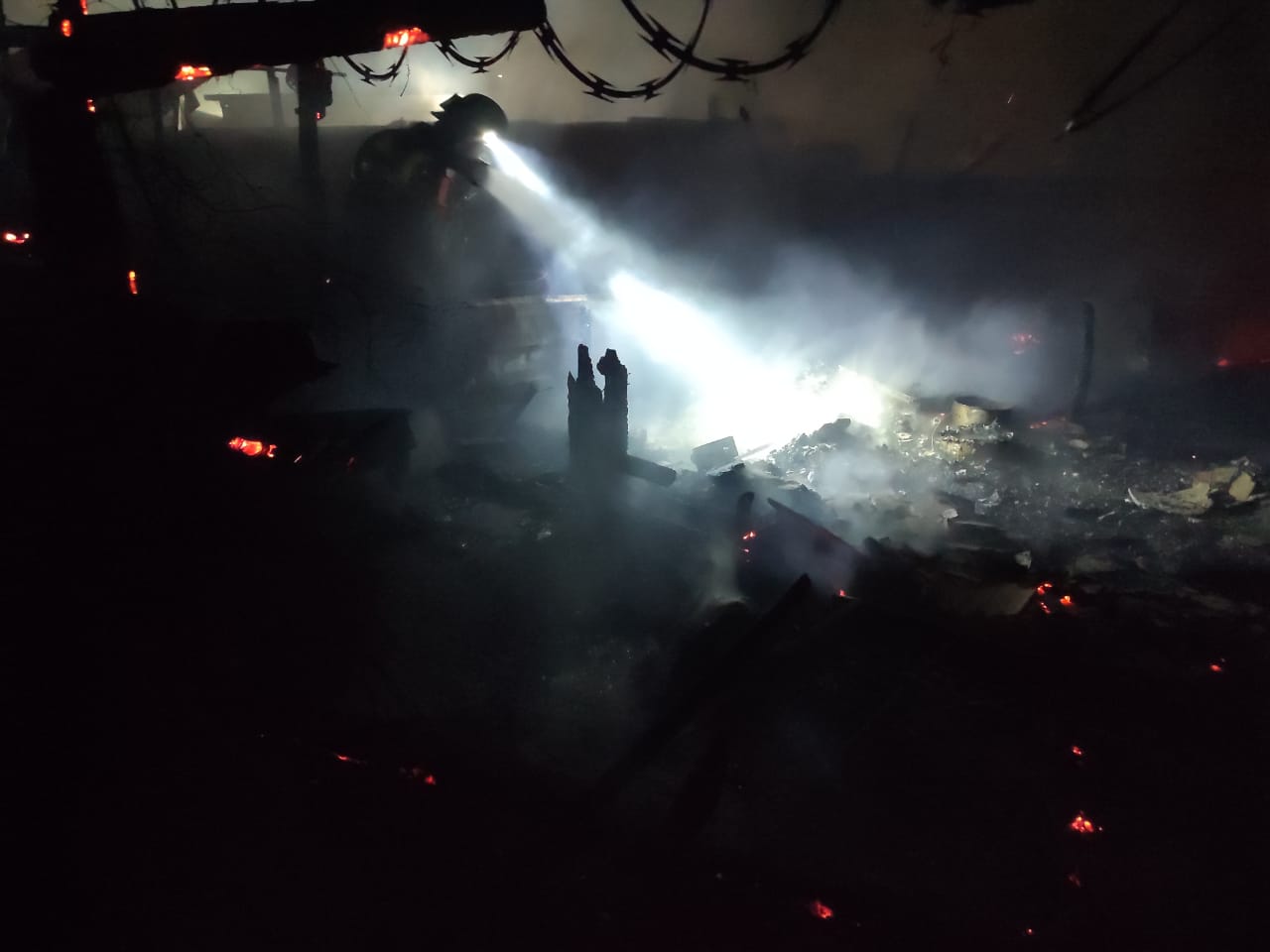 Voraz incendio arrasa con cuatro viviendas de lámina en una invasión en el sector Villa Bonita, al sur de Culiacán