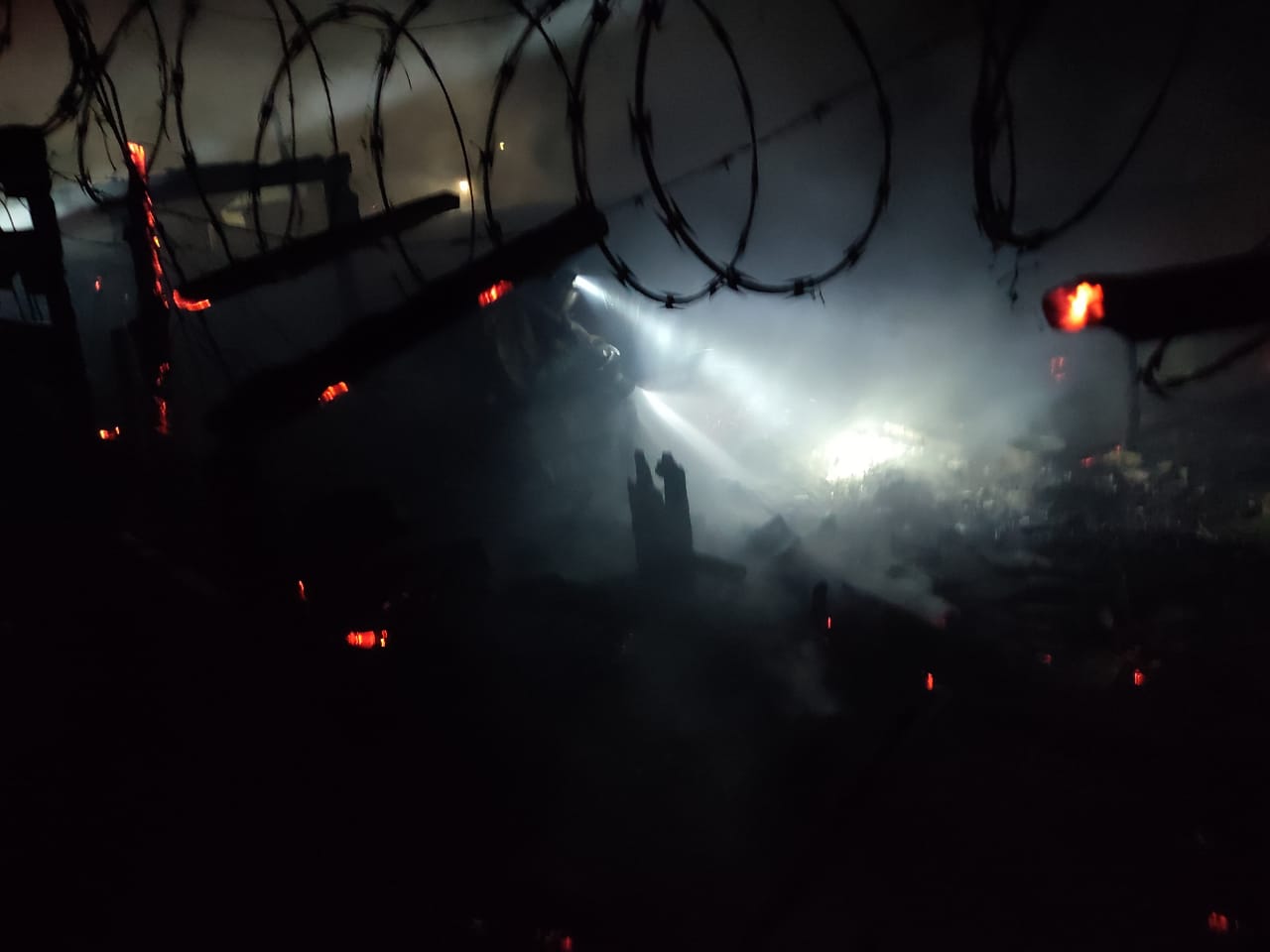 Voraz incendio arrasa con cuatro viviendas de lámina en una invasión en el sector Villa Bonita, al sur de Culiacán
