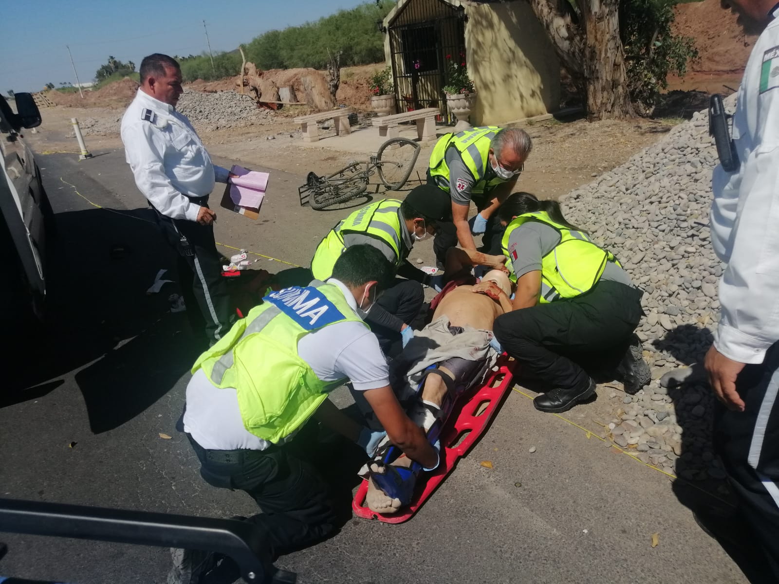 En Los Mochis; adulto mayor es embestido por un automóvil en el bulevar  Macario Gaxiola - Los Noticieristas