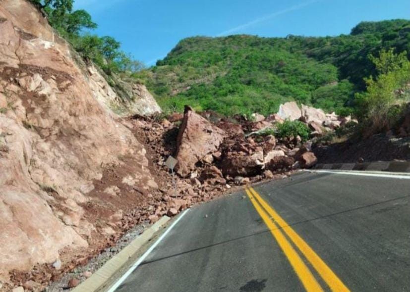 Derrumbe bloquea carretera Badiraguato-Parral, días antes de su inauguración