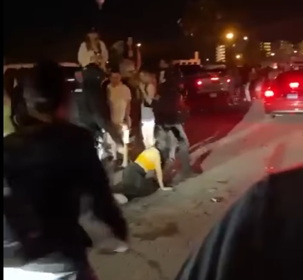 Abuso policial| Del cabello policias arrastran a jovencitas en Mazatlán