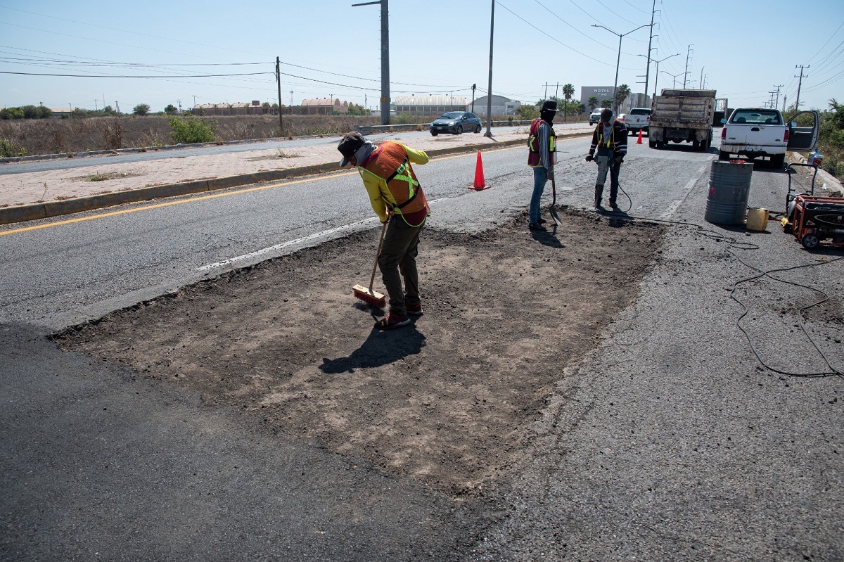 Cuadrillas realizan labores de mantenimiento en calles de Culiacán Cuadrillas realizan labores de mantenimiento en calles de Culiacán