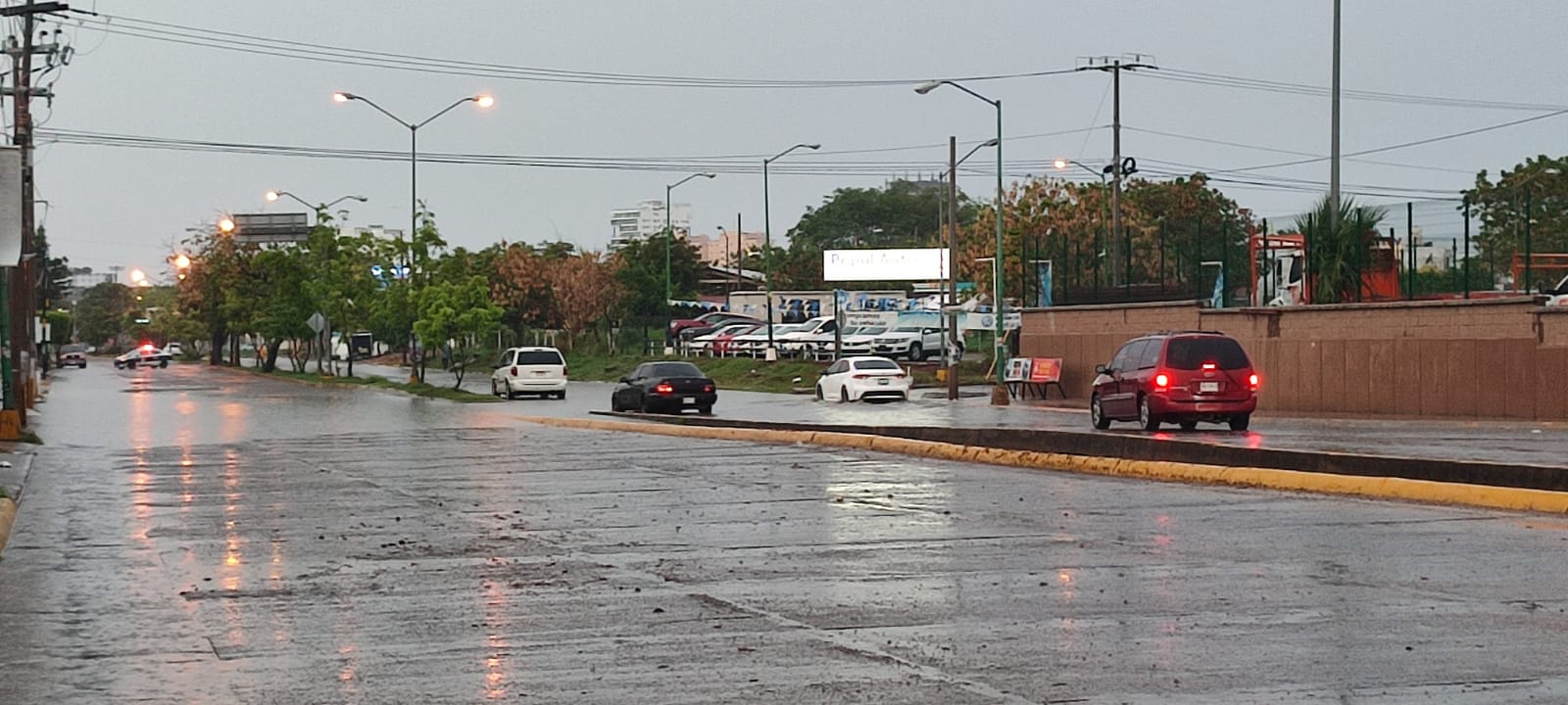 En Mazatlán, adulto mayor queda atrapada por las lluvias; fue auxiliado por las autoridades (Cecilia Barrón)