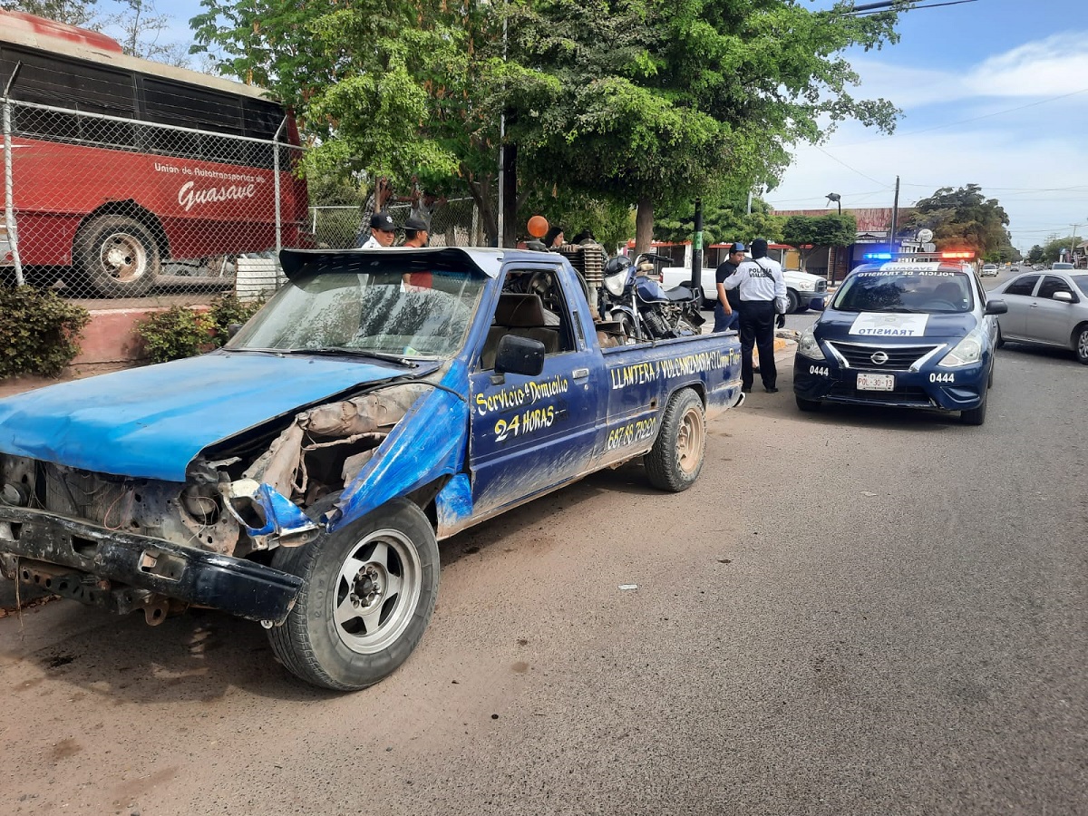 Conductor se ‘brinca’ semáforo en colonia de Guasave y atropella a ...
