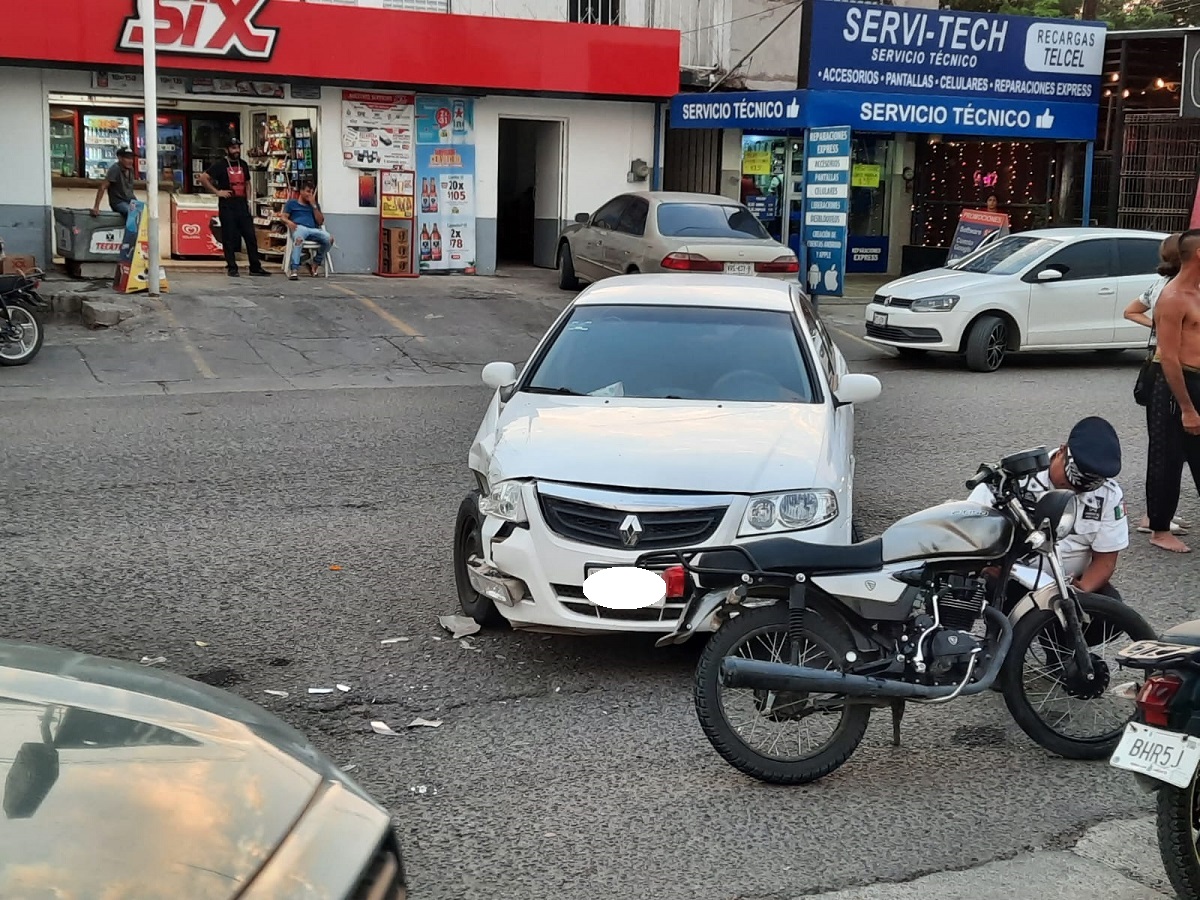 Motociclista choca contra vehículo que se le atravesó y resulta lesionado en Culiacán Un motociclista lesionado en choque en Culiacán