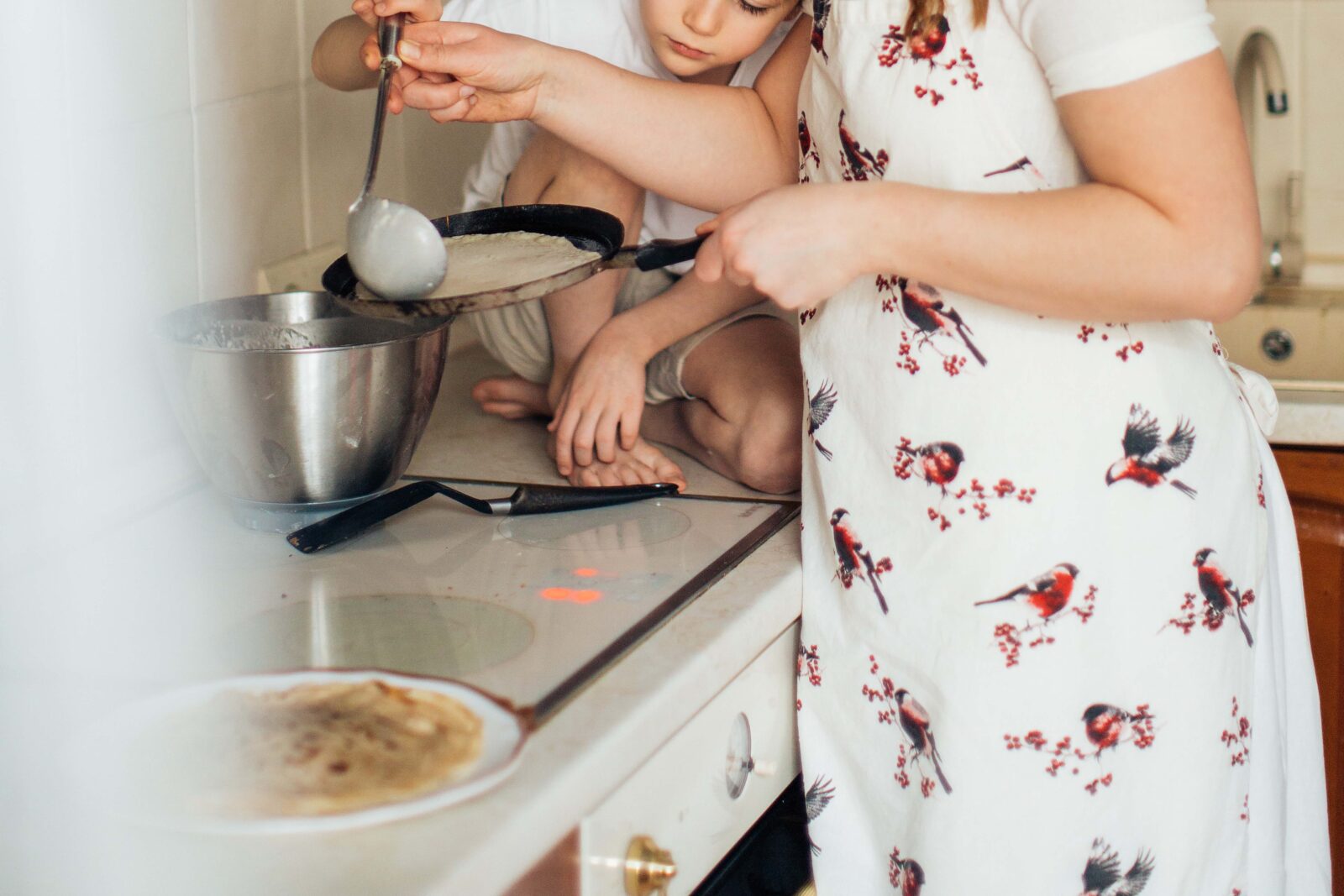 niño estufa cocina mamá cocinando